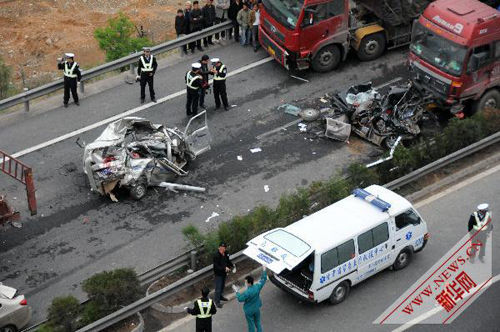 5月21日,兰州交警和医护人员正在现场施救。
