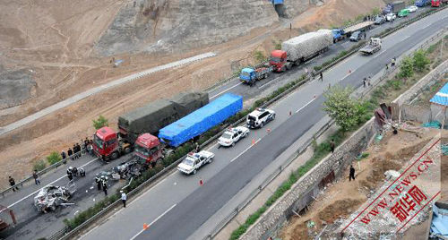 5月21日,交通事故造成高速公路单方向拥堵,大量车辆滞留在高速路上。