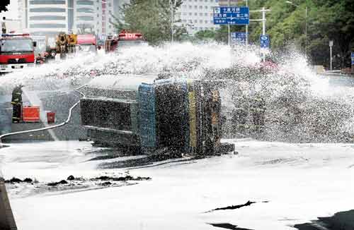 <a href='http://www.chinacopyright.org.cn' title='北京软件著作权登记' target='_blank '>北京</a>东三环今晨发生油罐车侧翻事故(图) 北京东三环今晨发生油罐车侧翻事故(图)